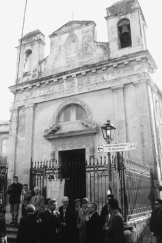 foto chiesa dell'Immacolata con un gruppo di fedeli