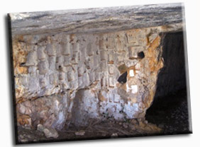 Ingresso di uno degli heroa con pinakes e naiskoi