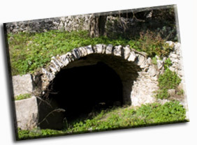Volta a botte tra le rovine della citt medievale